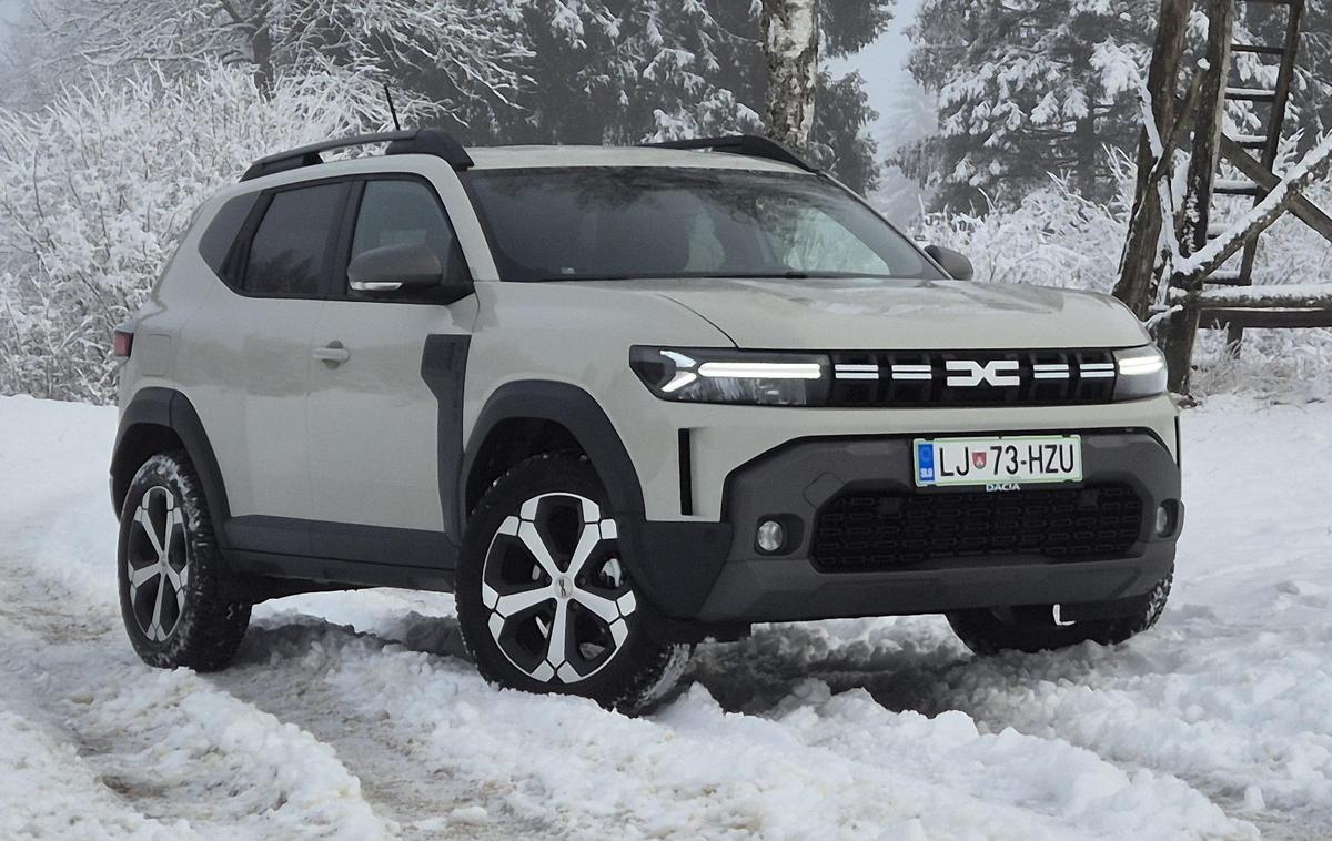 Dacia Duster | Čeprav gre samo za pogon sprednjih koles, je podvozje dvignjeno 209 milimetrov. Luči Eco-LED s samodejnim preklopom so oblikovane na ipsilon, ki se pojavlja na platiščih in tudi v notranjosti.  | Foto Aleš Črnivec