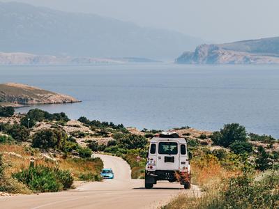Adijo, dopustniški kaos! Z eno aplikacijo rešite parkiranje, vinjete, trajekte in Flixbus.