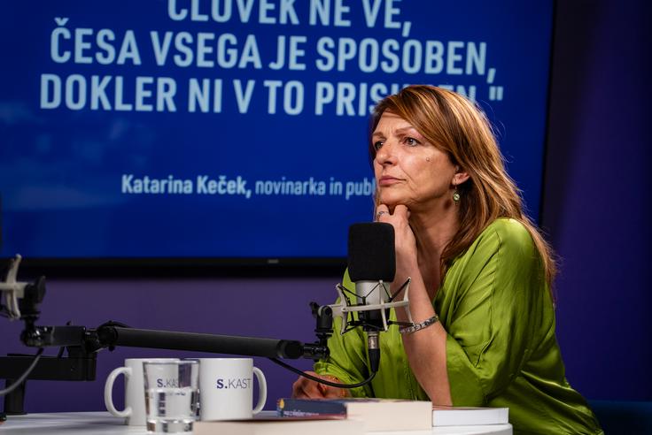 Katarina Keček je o izbrisu in svoji življenjski zgodbi, povezani s tem, napisala knjigo Okupatorjeva hči. Presenečena je, koliko ljudi, za katere je bila prepričana, da zgodbo z izbrisom poznajo, zdaj prvič odkriva vse plasti te problematike, ki je prizadela tudi povsem običajne ljudi, ki niso bili povezani z vojsko. | Foto: Luka Petrič