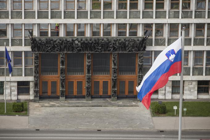 Vhod je kiparsko bogat, vsaka figura pa nosi pomembno sporočilo za posameznika in narod. | Foto: Bor Slana