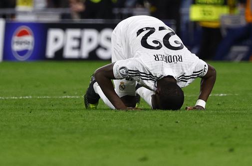 Antonio Rüdiger po operaciji kolena že končal sezono, prejel pa je tudi kazen