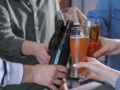 Še pred martinovim z uvedbo izjeme pri prodaji in ponudbi alkoholnih pijač v šolskih prostorih?