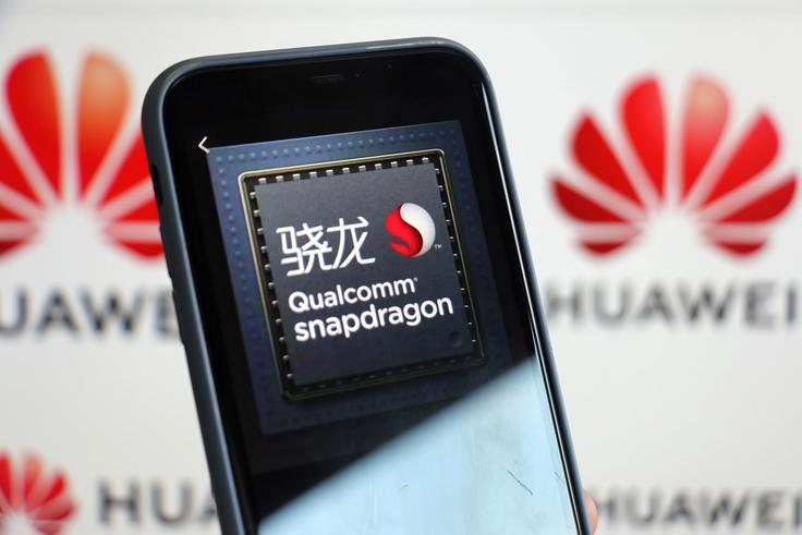 Kitajska največ uvaža polprevodnike, vključno s tistimi, ki jih prodajajo ameriška podjetja, kot je Qualcomm, kar je po mnenju Ši Džinpinga vir ranljivosti za Kitajsko. Kitajska uvaža tudi veliko energije in hrane. Na fotografiji: Qualcommov čip v Huaweievem telefonu. | Foto: Guliverimage