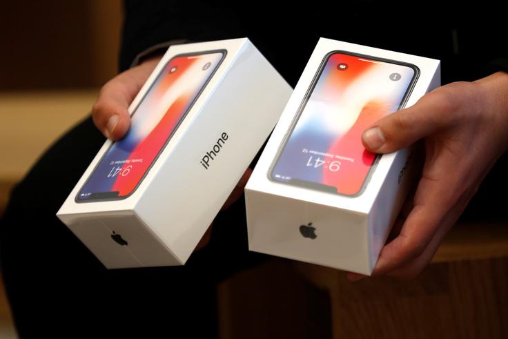 Ko in če bo Apple dosegel vrednost enega bilijona dolarjev, pri čemer mu bo zagotovo pomagal iPhone X (na fotografiji), bo postal absolutni rekorder ne glede na inflacijo. Ob upoštevanju padanja kupne moči ameriške valute je največjo tržno kapitalizacijo do zdaj, 908 milijard (današnjih) dolarjev, decembra 1999 dosegel računalniški velikan Microsoft.  | Foto: Reuters