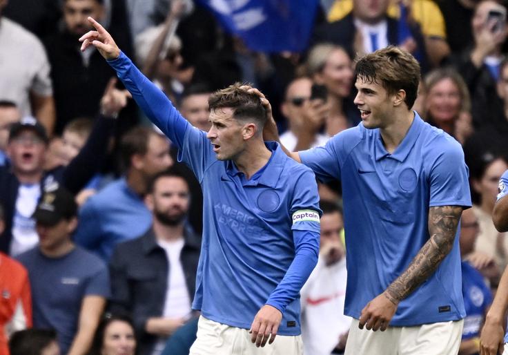 Mrežo Arsenala je kot prvi zatresel Pascal Gross. Tako se je veselil zadetku skupaj s soigralcem Luko Vuškovićem. | Foto: Reuters