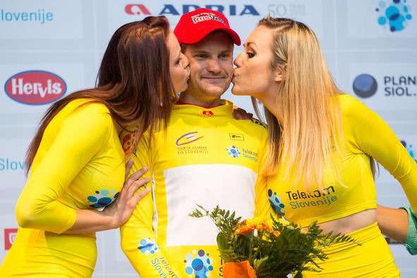 Russian wins the time trial and is the first rider in yellow jersey (video)