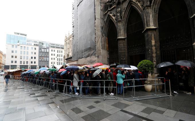 Pred katedralo se že od zgodnjih jutranjih ur zbirajo oboževalci pokojnega dirkaškega zvezdnika. | Foto: Reuters
