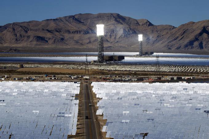 To je za razliko od Crescent Dunes razmeroma uspešni ameriški Ivanpah, druga največja sončna elektrarna na svetu, ki temelji na solarnem stolpu. Največja je v Maroku .  | Foto: Reuters