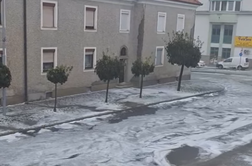 Silovito neurje z nalivi, močnim vetrom in točo zajelo Slovenijo