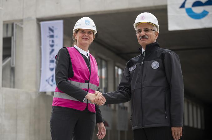 Glede na izzive je minister ravno ob pravem času v Sloveniji, je poudarila ministrica Bratušek. | Foto: STA
