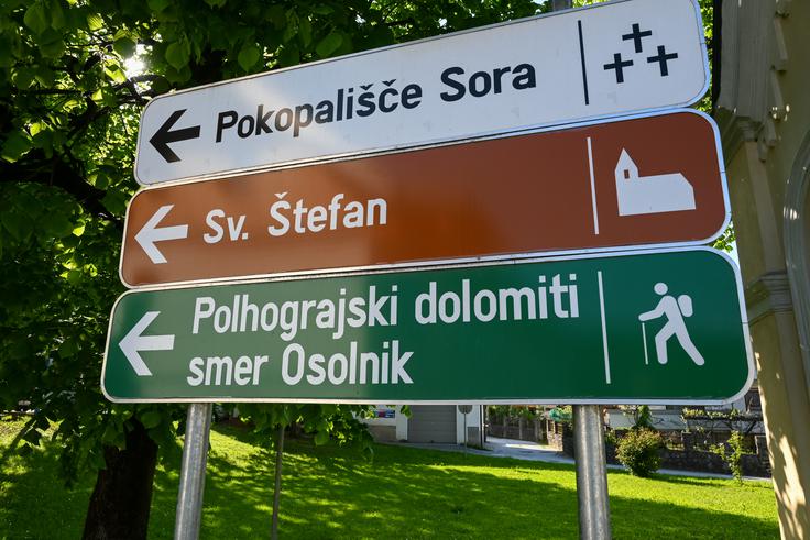 Že v Sori nas table povabijo na turo po Polhograjskih Dolomitih v smeri Osolnika in naprej proti Gontarski planini, Tošču in Grmadi. | Foto: Matej Podgoršek