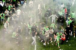 Dramatični prizori iz Francije: razjarjeni navijači vdrli na nogometno igrišče #video