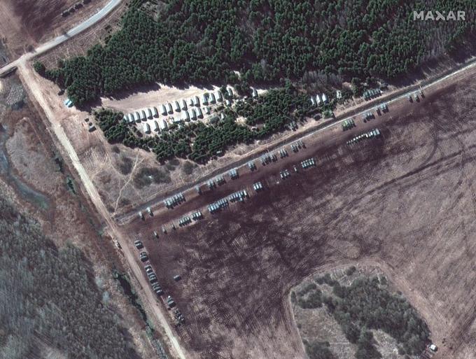 Satelitski posnetki razkrivajo rusko vojsko, ki je nameščena v bližini belorusko-ukrajinske meje. Na posnetku so vidni šotori in vojaška vozila okoli 25 kilometrov stran od Ukrajine. | Foto: Maxar Tehnologies