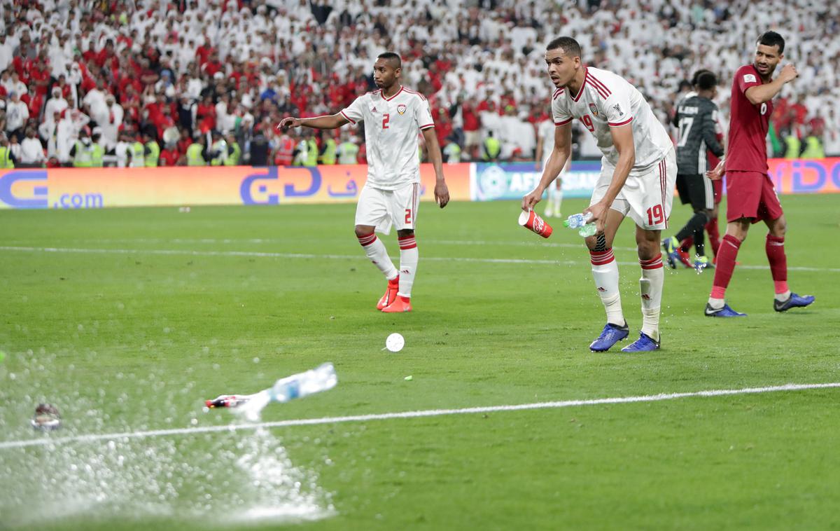 Katar Nogomet | Navijači ZAE po porazu v polfinalu (0:4) proti Katarju niso skrivali slabe volje.  | Foto Reuters