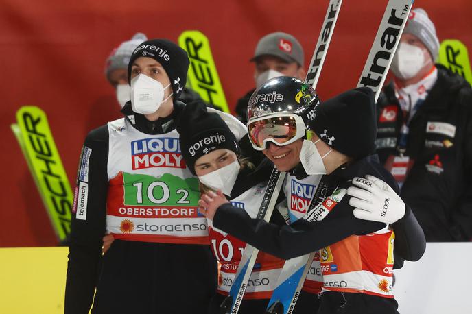 Anže Lanišek Bor Pavlovčič Nika Križnar Ema Klinec | Slovenske skakalke in skakalci so v Oberstdorfu osvojili štiri medalje. | Foto Reuters