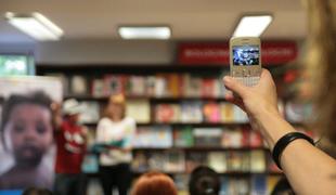 TOP 10: Katere knjige so šle aprila najbolj za med?