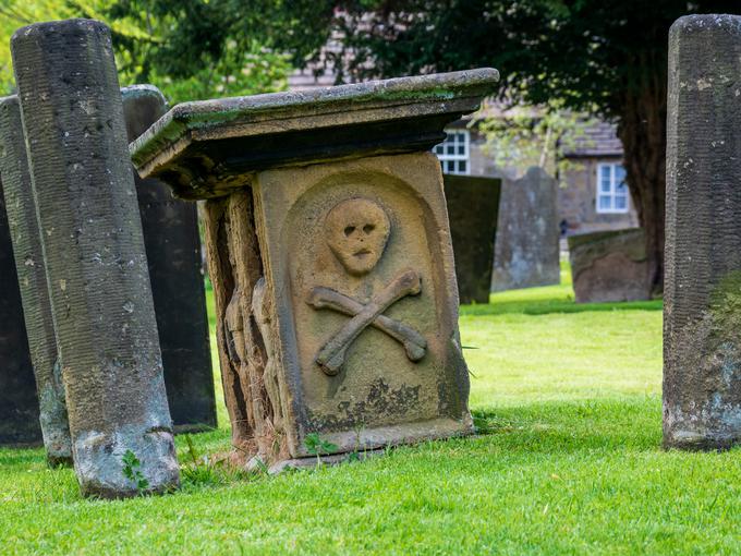 V Veliki Britaniji in še v številnih državah so grobove žrtev kuge označevali z lobanjo in dvema prekrižanima kostema. | Foto: Getty Images