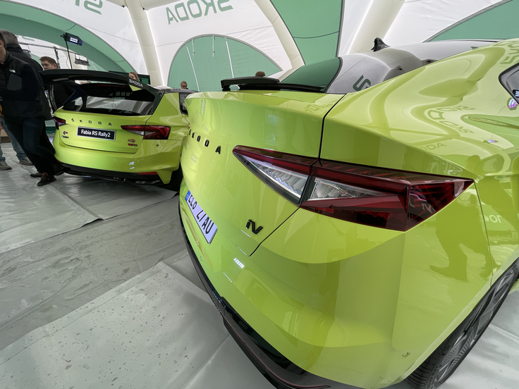 Bo mogoče v prihodnje še primerjati vsakodnevne in dirkaške avtomobile za reli? Levo bencinsko gnana fabia RS rally2, ki brez davka stane od 260 do 290 tisoč evrov, desno štirikrat cenejša serijska škoda enyaq coupe RS za vsakodnevno rabo.  | Foto: Gregor Pavšič