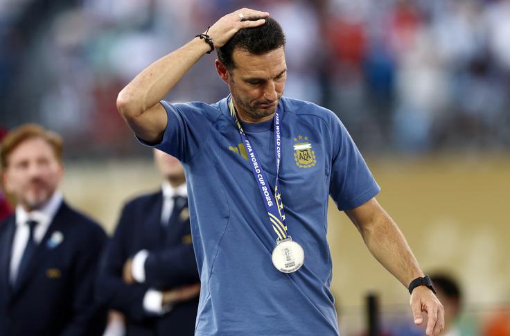 Lionel Scaloni na novinarski konferenci ni zadrževal solz. | Foto: Reuters