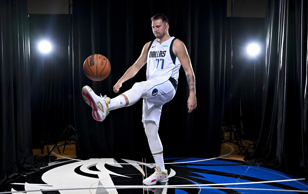 Luka Dončić, Dallas Mavericks | Luka Dončić je na uradnem fotografiranju spet pokazal nekaj nogometnih veščin. | Foto Guliverimage