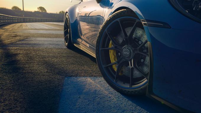 Pri Porscheju izpostavljajo tudi velikost sprednjih zavornih diskov (408 mm, prej 380 mm). | Foto: Porsche