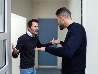 Najpogostejši slovenski sosedski spori: vse, kar morate vedeti o sosedski pravdi in svojih pravicah