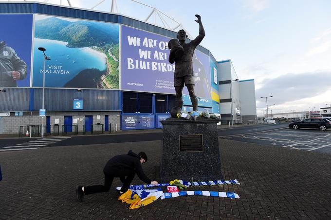 Privrženci Cardiff Cityja so pred štadionom polagali cvetje in sporočila s pozitivnimi mislimi. | Foto: Reuters