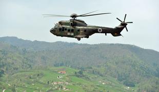 Vojaški helikopter med prevozom zadel vejo