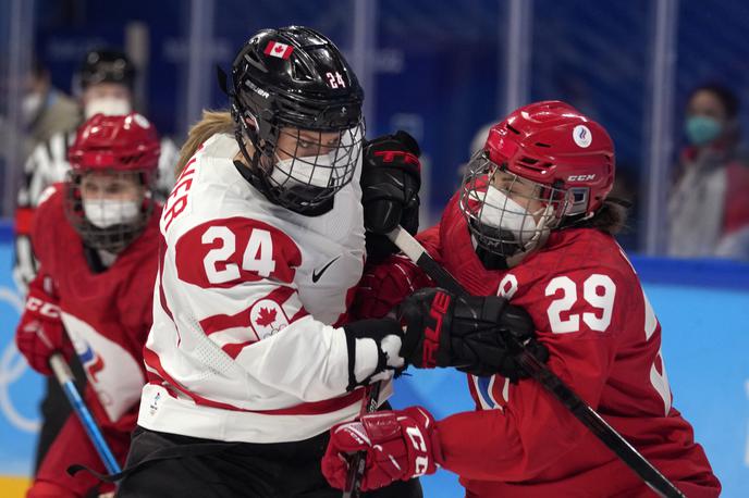 Kanada Rusija ženski olimpijski hokejski turnir | Tekma je bila  iz "varnostnih razlogov", prestavljena na 13.15 po lokalnem času, igralke pa so nato končno stopile na ledeno ploskev z maskami.  | Foto Guliverimage