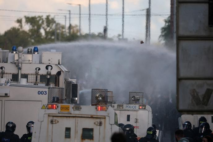 Belfast | Policija je nasilne protestnike v Belfastu razgnala z vodnimi topovi. | Foto Reuters