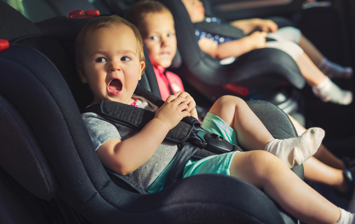 otrok, avtosedež, vožnja | Statistično gledano je najbolj varen položaj za otroški sedež na sredini, sledi položaj za voznikom, najmanj varen pa je položaj zadaj desno.