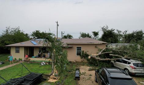 Število smrtnih žrtev tornadov in neurij v ZDA se je povzpelo na 23 #video