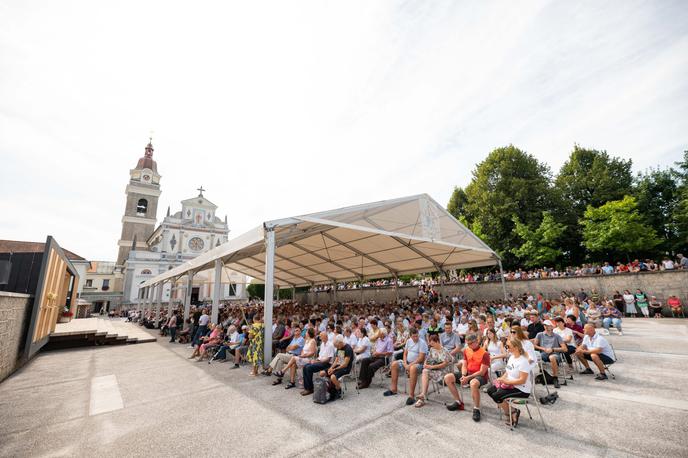 Brezje | Veliko jih na Brezje pride vsako leto ali pa vsako leto obiščejo drugo slovensko Marijino svetišče. Številni pridejo z družinami in obisk Brezij povežejo z obiskom sorodnikov ali prijateljev. Zlasti tisti iz bližnjih krajev priložnost izkoristijo tudi za rekreacijo in se na Brezje podajo peš ali s kolesom. Fotografija je iz leta 2024. | Foto STA