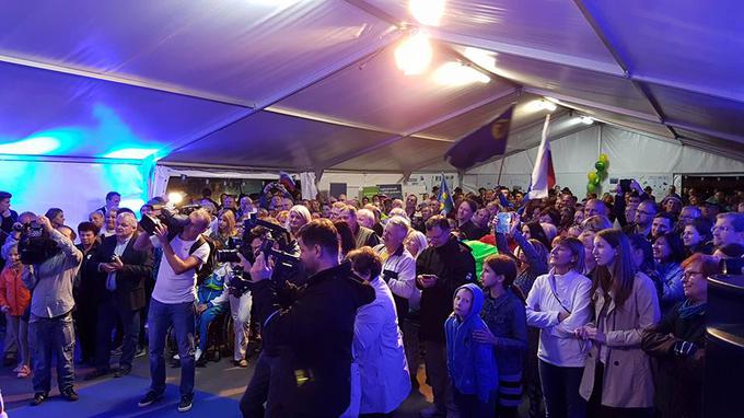 Več kot 500 navijačev je sinoči na Rudniku pozdravilo slovensko paraolimpijsko odpravo, ki se iz Ria de Janeira vrača z dvema medaljama.  Foto: Facebook/Slo Paralympic Shooting. | Foto: 