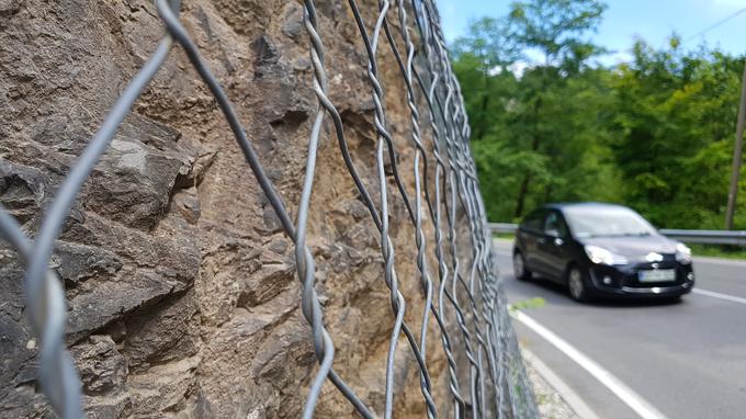 Ob cesti proti Idriji so postavili mreže, ki preprečujejo padanje kamenja na cestišče. | Foto: Gregor Pavšič
