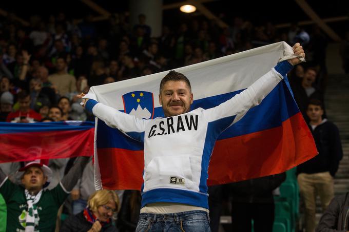 Navijači Slovenije so bili po zmagi nad Izraelom navdušeni. | Foto: Žiga Zupan/Sportida