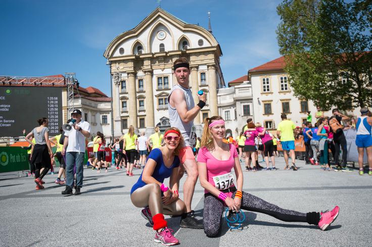 Še kako opazni so bili tudi člani športno-žurerske trojke Petra, Klemen in Irena, ki so s svojo telovadno opravo želeli sporočiti, da je glavna draž življenja zabava. "Ljudje so preveč resni. Davki so previsoki, pa se ne znajo več zabavati," je dejal Klemen. Vsi trije so se strinjali, da bo stajling odličen tudi za kak pustni festival, medtem ko se bodo za ljubljanski maraton skušali spomniti česa novega. | Foto: Anže Petkovšek/Sportida