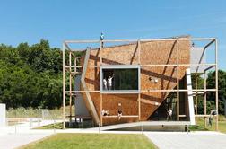 V Avstriji: v službo z bazenom, plezalno steno in kokošnjakom