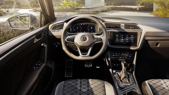 Nov volan, večopravilna enota in digitalni merilniki. Bolj kot kozmetični popravki so v ospredju izboljšana umetna pamet in številni varnostno-asistenčni sistemi. | Foto: Volkswagen