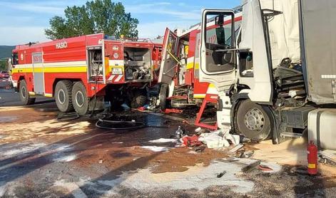 Tragedija na Slovaškem: med posredovanjem v nesreči se je v gasilce zaletel tovornjak, dva sta umrla