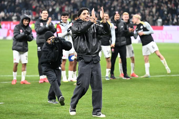 Omar Marmoush, za katerega namerava Manchester City odšteti blizu 75 milijonov evrov, se je v petek že poslovil od navijačev Eintrachta iz Frankfurta. | Foto: Guliverimage