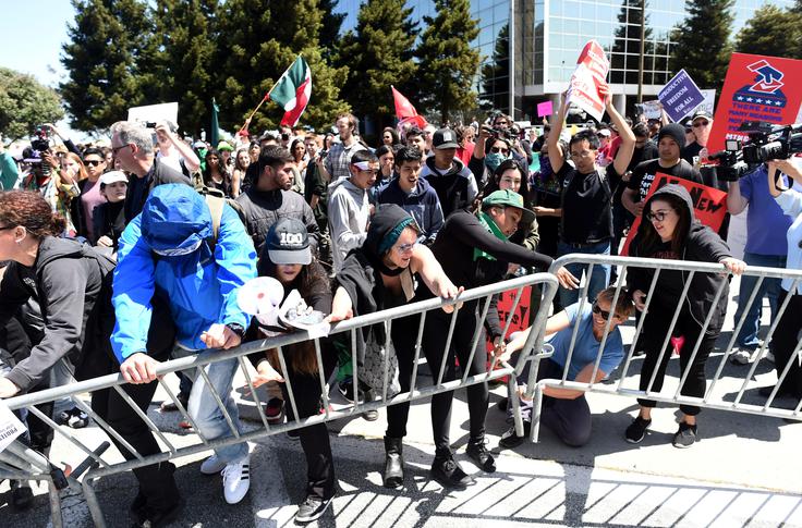 Protestniki so poskušali vdreti na prizorišče konvencije republikanske stranke. | Foto: Reuters