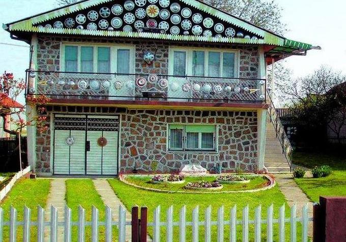 Z avtomobilskimi platišči okrašena hiša v Virovitici | Foto: Facebook