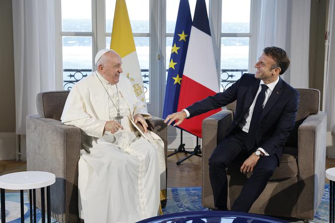 Ob prisotnosti francoskega predsednika Emmanuela Macrona je papež kritiziral načrte oblasti glede evtanazije in vpisa pravice do splava v ustavo. | Foto: Reuters