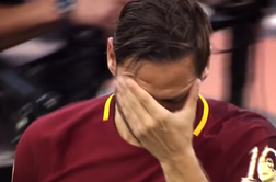 Ko joče Totti, joče ves štadion #video