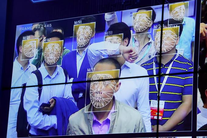 Kitajska se je daljše obdobje intenzivno pripravljala na leto 2020, ko ima v načrtu polno uvedbo sistema "družbenega točkovanja državljanov". V ta namen so oblasti vzpostavile tehnološko izjemno napredno mrežo nadzora prebivalcev - od spremljanja njihovih mobilnih naprav do preletov z droni in snemanja s kamerami za prepoznavanje obraza. | Foto: Reuters