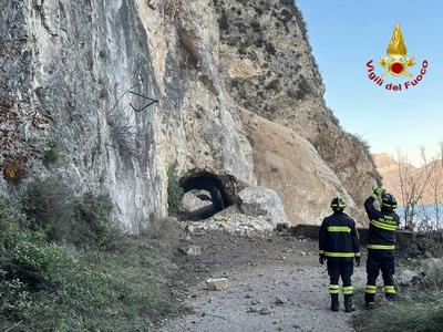 V Gardsko jezero tik nad cesto zgrmel zemeljski plaz #video