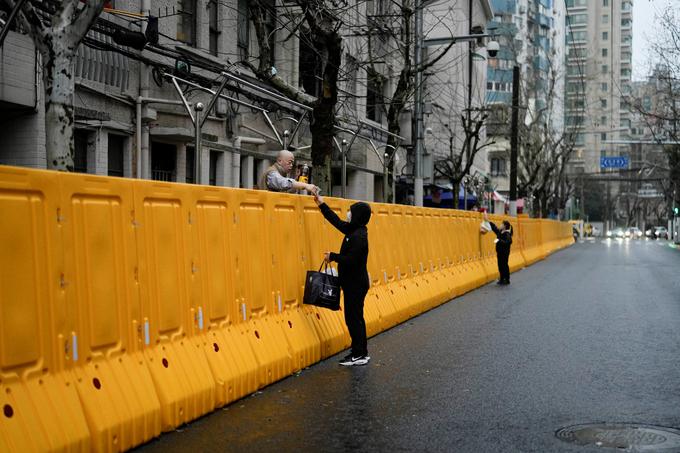 Visoka rumena ograja loči del mesta, ki je pod "lockdownom". | Foto: Reuters