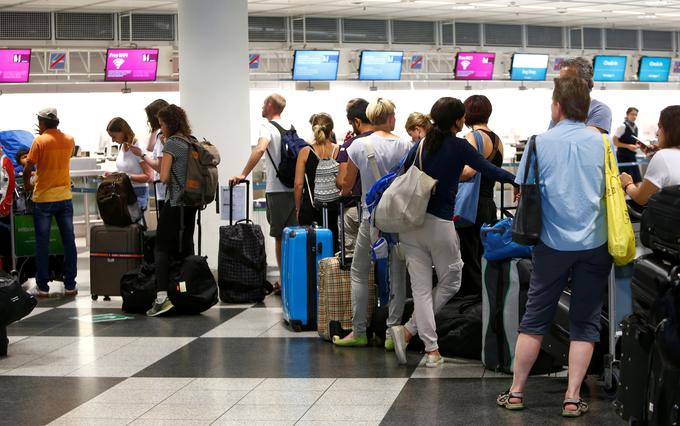 Če vam vkrcanje zavrnejo na vmesnem letališču in se odločite za povračilo kupnine vozovnice, vam je prevoznik dolžan brez kakršnihkoli dodatnih stroškov zagotoviti tudi povratni polet do odhodnega letališča.  | Foto: Reuters
