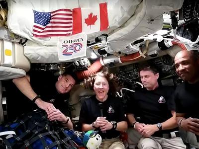 Nasini astronavti se po zgodovinskem poletu okoli Lune vračajo na Zemljo